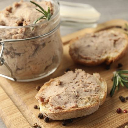 Patés jamón, orza, queso azul, frutos rojos