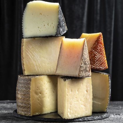 Quesos de auténtica leche de oveja, con una cuidadosa elaboración, manipulación y almacenaje. Así se garantiza un producto de una calidad exquisita. Curado, semi curado, tierno y en aceite